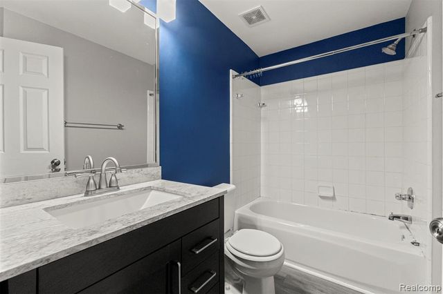 7595 Streamwood Drive, Ypsilanti, MI 48197