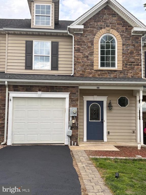 204 WHITLEY DR, Chambersburg, PA 17201