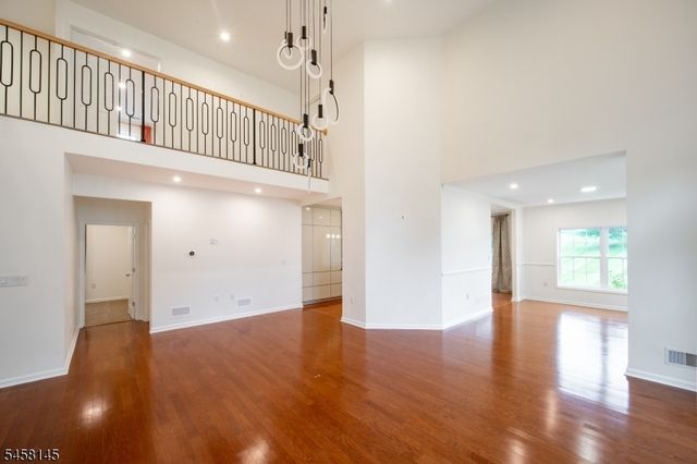 24 Bluffs Ct, Hamburg Boro, NJ 07419