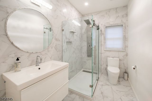 24 Bluffs Ct, Hamburg Boro, NJ 07419