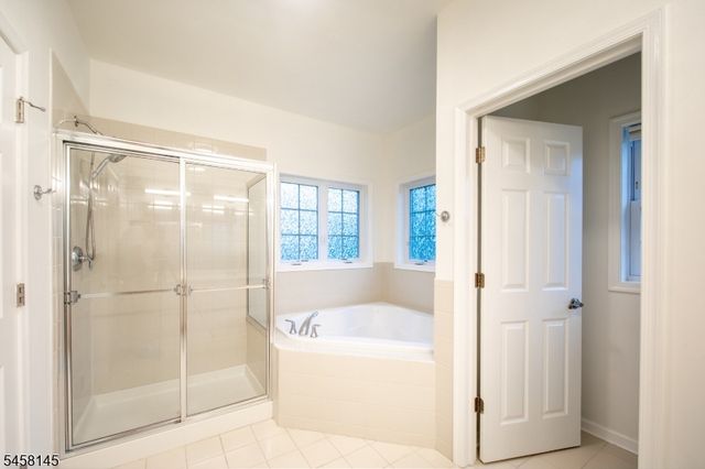 24 Bluffs Ct, Hamburg Boro, NJ 07419