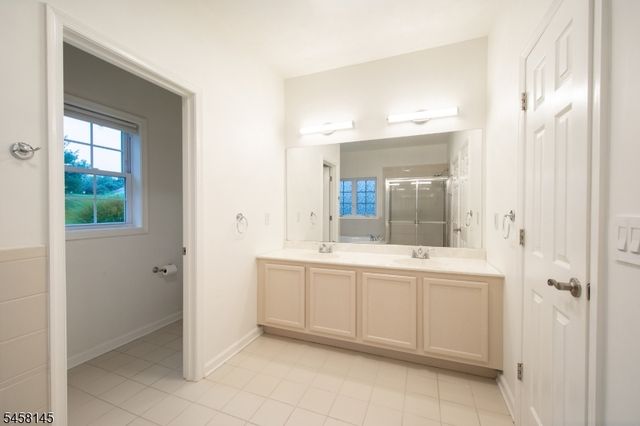 24 Bluffs Ct, Hamburg Boro, NJ 07419