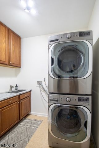 24 Bluffs Ct, Hamburg Boro, NJ 07419
