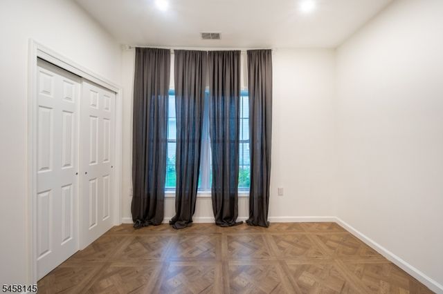 24 Bluffs Ct, Hamburg Boro, NJ 07419