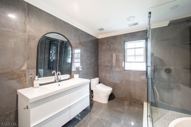 24 Bluffs Ct, Hamburg Boro, NJ 07419