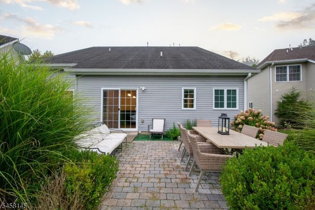 24 Bluffs Ct, Hamburg Boro, NJ 07419