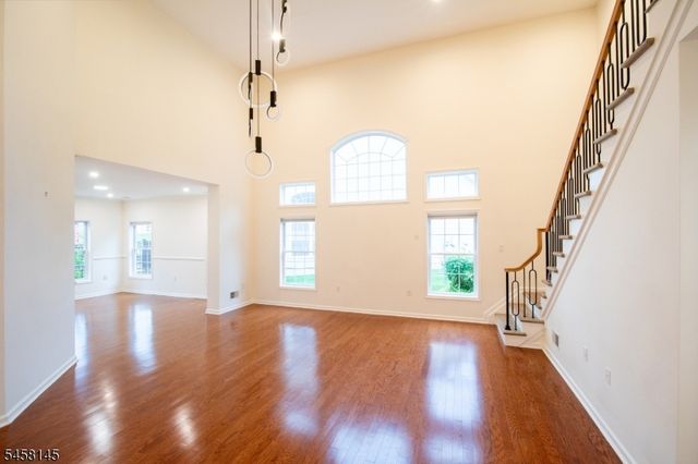 24 Bluffs Ct, Hamburg Boro, NJ 07419