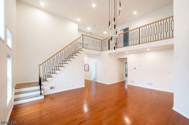 24 Bluffs Ct, Hamburg Boro, NJ 07419