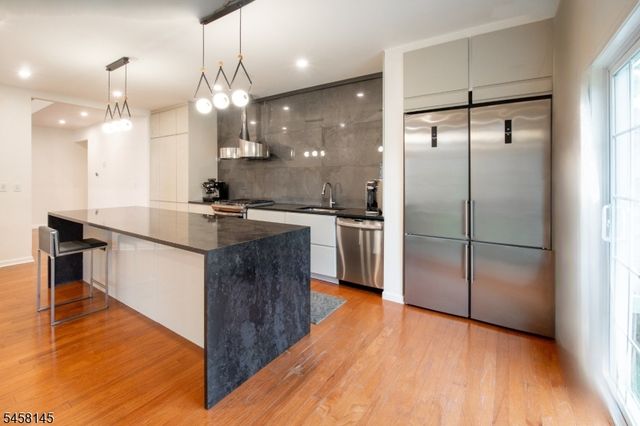 24 Bluffs Ct, Hamburg Boro, NJ 07419