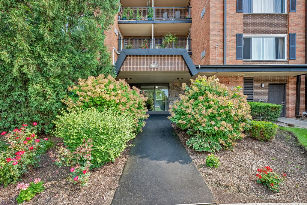 1217 S Old Wilke Road 303, Arlington Heights, IL 60005