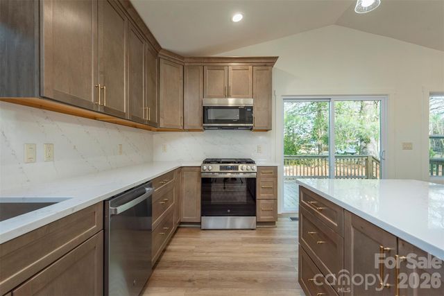 524 Pineland Road, Hendersonville, NC 28792