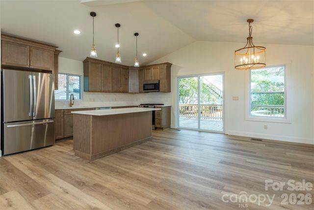 524 Pineland Road, Hendersonville, NC 28792