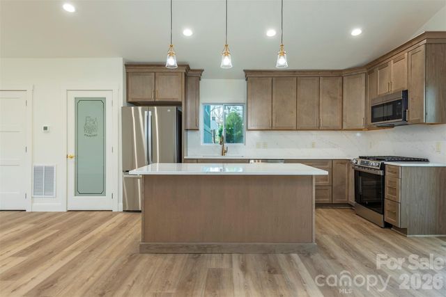 524 Pineland Road, Hendersonville, NC 28792