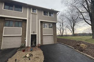 122 Rampart Ct, Plum Boro, PA 15068