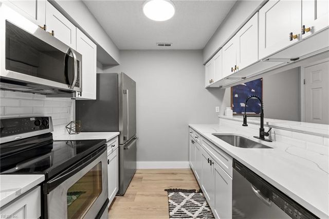 948 Saint Andrews Reach Apt B, Chesapeake, VA 23320