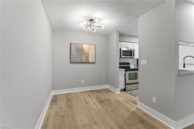 948 Saint Andrews Reach Apt B, Chesapeake, VA 23320