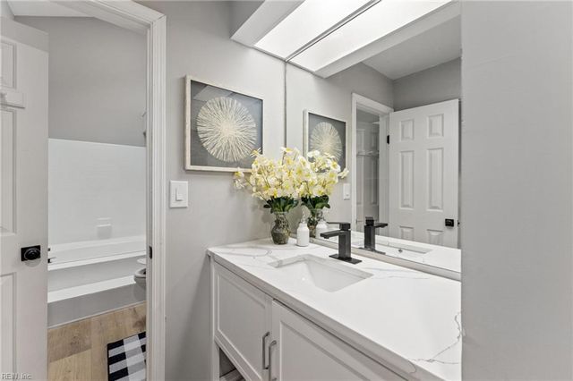 948 Saint Andrews Reach Apt B, Chesapeake, VA 23320