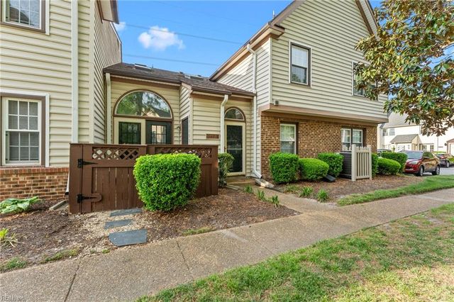 948 Saint Andrews Reach Apt B, Chesapeake, VA 23320