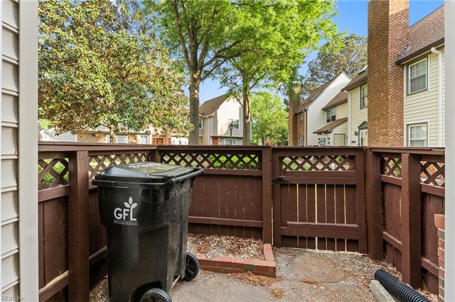 948 Saint Andrews Reach Apt B, Chesapeake, VA 23320