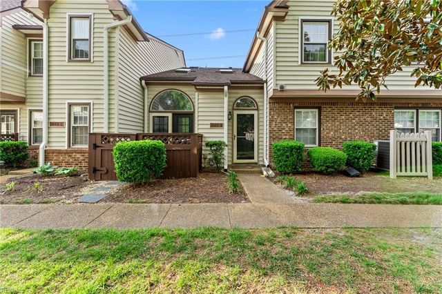 948 Saint Andrews Reach Apt B, Chesapeake, VA 23320
