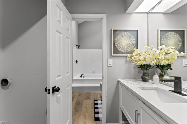 948 Saint Andrews Reach Apt B, Chesapeake, VA 23320