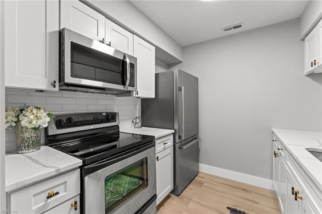 948 Saint Andrews Reach Apt B, Chesapeake, VA 23320