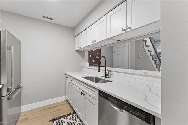 948 Saint Andrews Reach Apt B, Chesapeake, VA 23320