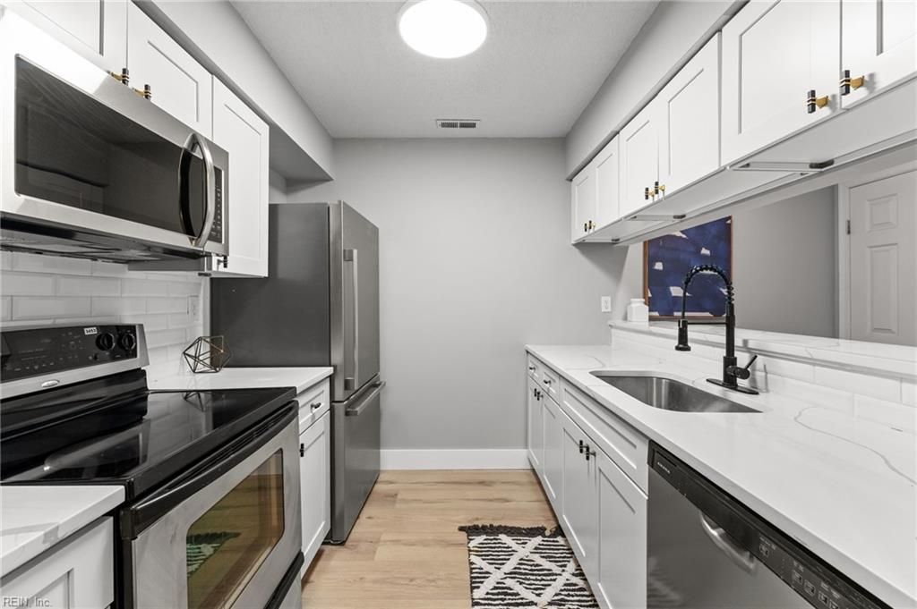 948 Saint Andrews Reach Apt B, Chesapeake, VA 23320