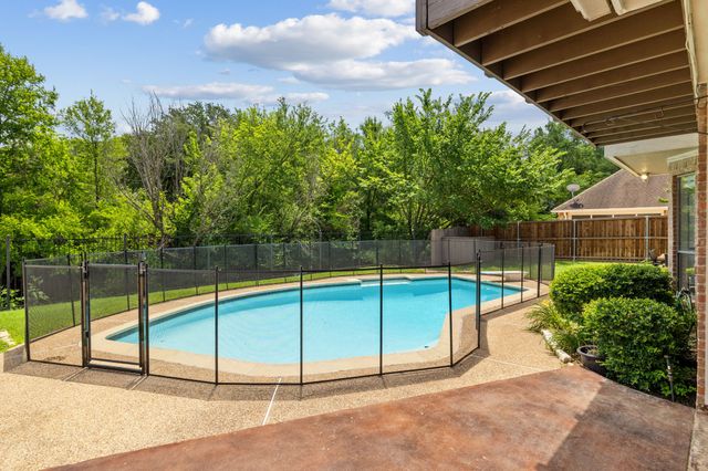 3217 Oak Tree Lane, Grapevine, TX 76051