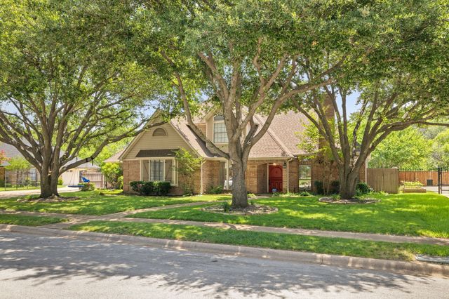 3217 Oak Tree Lane, Grapevine, TX 76051