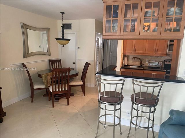 467 Golden Isles Dr 302, Hallandale Beach, FL 33009