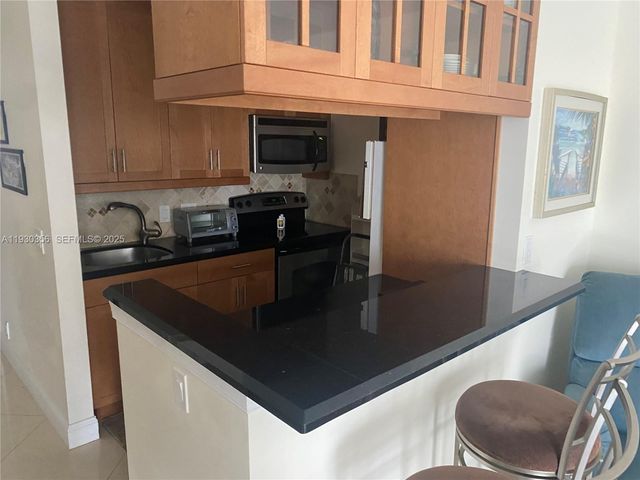 467 Golden Isles Dr 302, Hallandale Beach, FL 33009