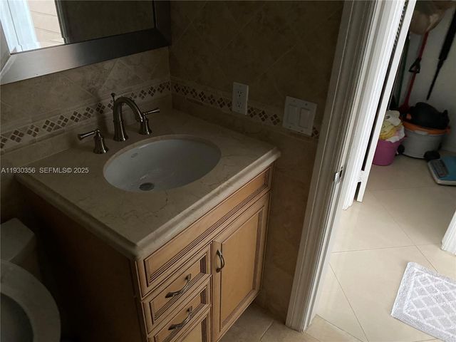 467 Golden Isles Dr 302, Hallandale Beach, FL 33009