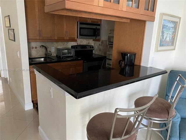 467 Golden Isles Dr 302, Hallandale Beach, FL 33009