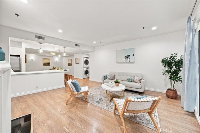 2222 N Beachwood Drive 105, Los Angeles, CA 90068