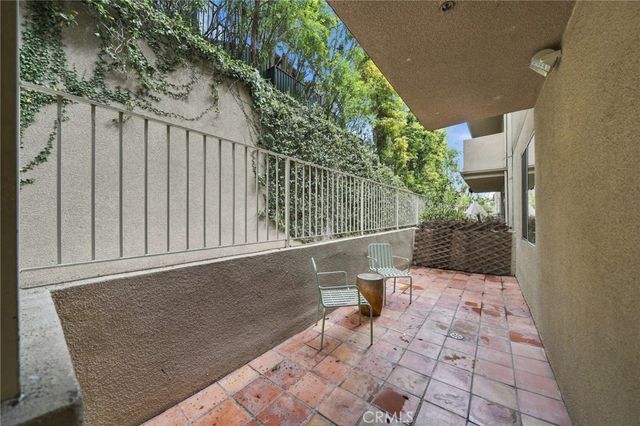 2222 N Beachwood Drive 105, Los Angeles, CA 90068