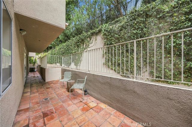 2222 N Beachwood Drive 105, Los Angeles, CA 90068