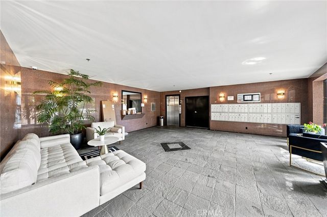 2222 N Beachwood Drive 105, Los Angeles, CA 90068