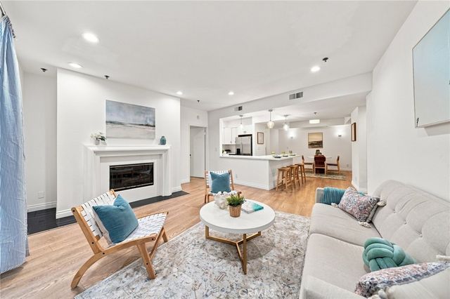 2222 N Beachwood Drive 105, Los Angeles, CA 90068