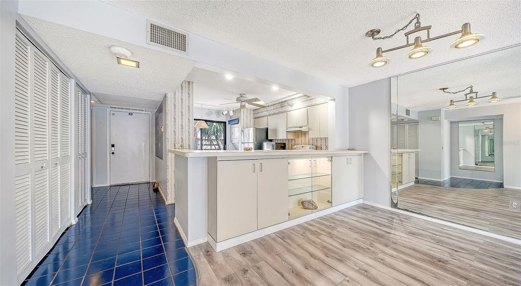 Image 11 of property listing at 664 WOODLAWN DRIVE, Bradenton, FL 34210