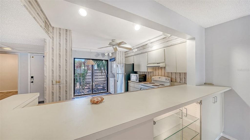 Image 12 of property listing at 664 WOODLAWN DRIVE, Bradenton, FL 34210