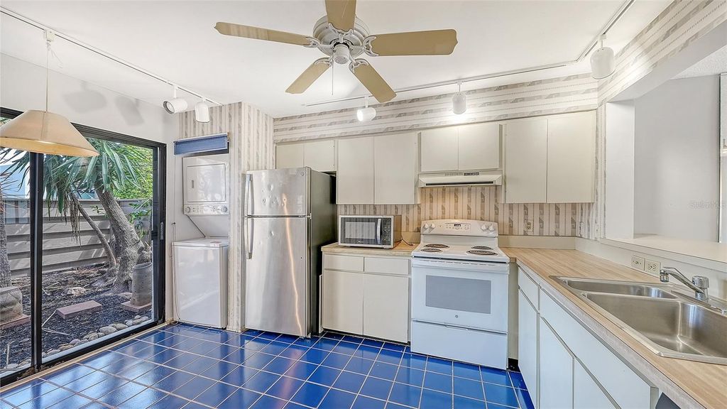 Image 13 of property listing at 664 WOODLAWN DRIVE, Bradenton, FL 34210