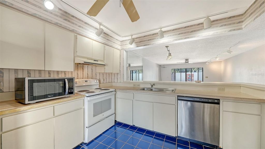 Image 15 of property listing at 664 WOODLAWN DRIVE, Bradenton, FL 34210