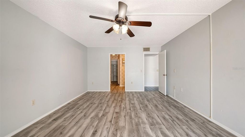 Image 18 of property listing at 664 WOODLAWN DRIVE, Bradenton, FL 34210