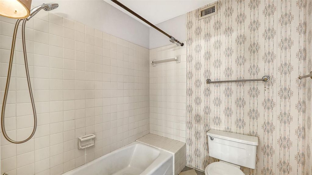 Image 20 of property listing at 664 WOODLAWN DRIVE, Bradenton, FL 34210