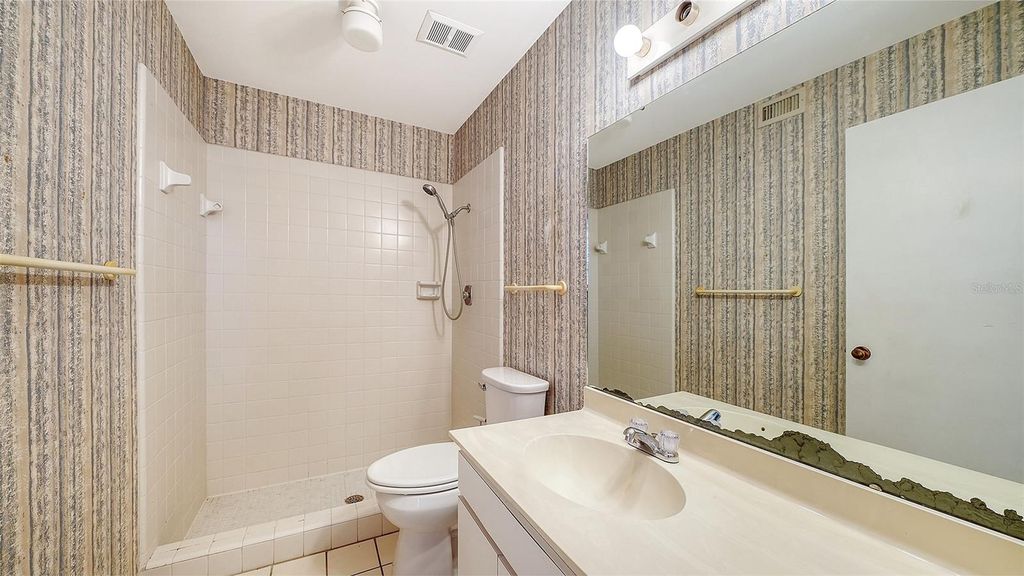 Image 24 of property listing at 664 WOODLAWN DRIVE, Bradenton, FL 34210