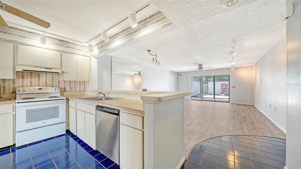 Image 4 of property listing at 664 WOODLAWN DRIVE, Bradenton, FL 34210