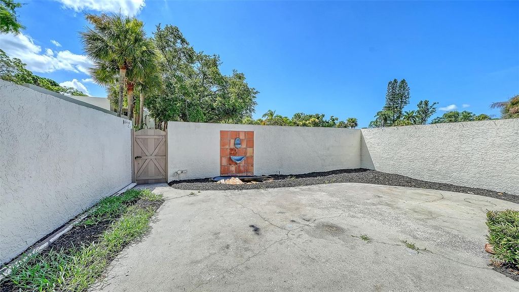 Image 31 of property listing at 664 WOODLAWN DRIVE, Bradenton, FL 34210
