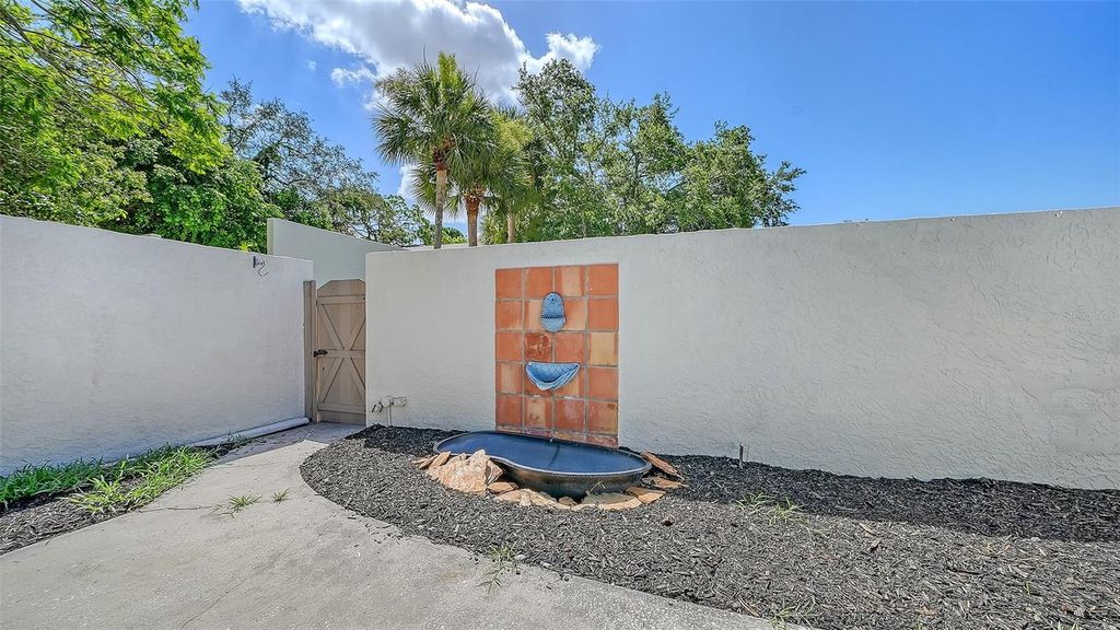 Image 33 of property listing at 664 WOODLAWN DRIVE, Bradenton, FL 34210