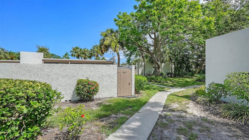 Image 34 of property listing at 664 WOODLAWN DRIVE, Bradenton, FL 34210